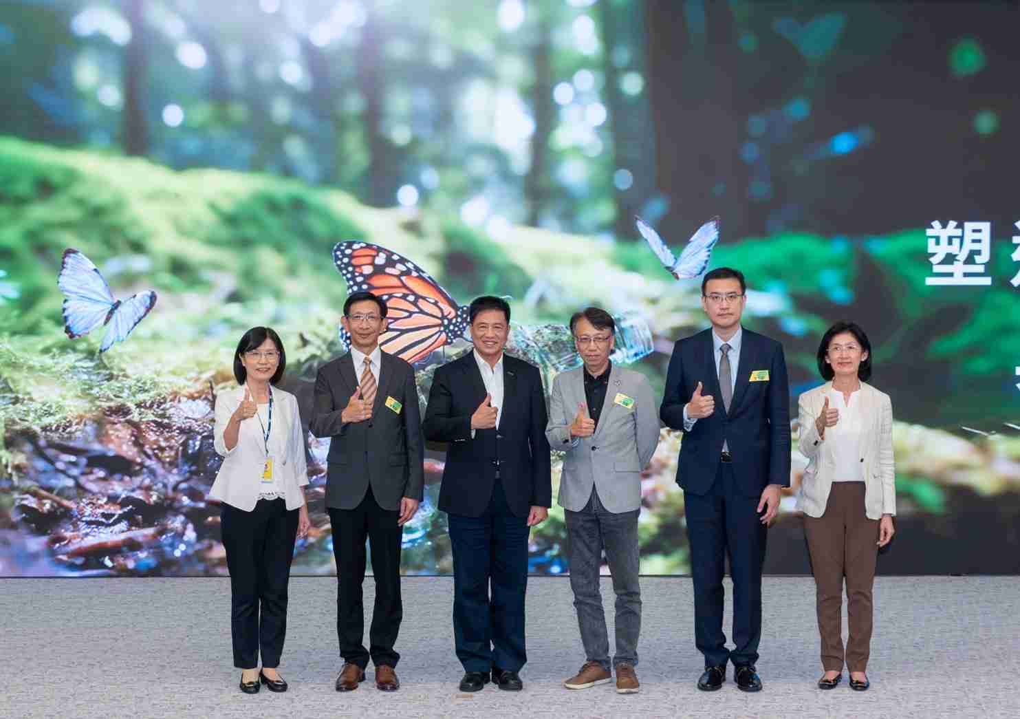 友達2023 CSR共榮大會，，邀請領域專家分享交流生物多樣性管理趨勢、、無塑產品、、海廢永續塑料等議題  （圖左到右：友達光電永續長古秀華、、、、3M台灣技術長陳君杰、、友達光電董事長暨集團策略長彭双浪、、光寶科技企業永續發展處處長陳慶暉、、、安永聯合會計師事務所執業會計師曾于哲、、、友達光電供應鏈總部副總經理吳宜芳）