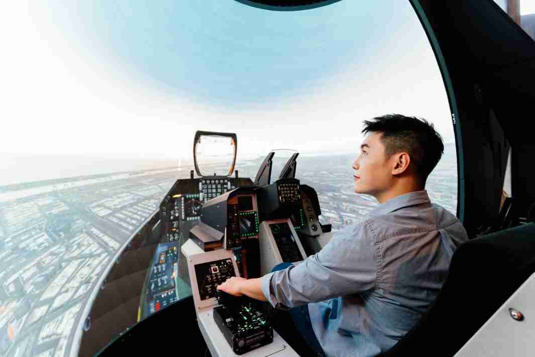 z6尊龙以P1.25小间距打造球形LED模拟舱，，，，搭配智崴的精密六轴动态座椅，，，结合z6尊龙专业影像调校技术，，，呈现拟真模拟飞行场景