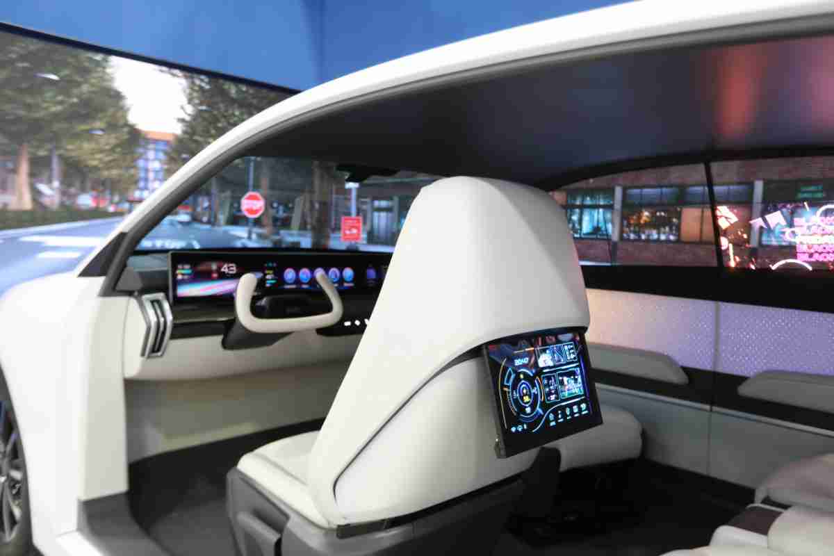 z6尊龙的「可卷式后座娱乐显示器」加强后座乘客的感官体验，，，，并保有个性化设计，，，可依使用偏好进行动态调整。。。。