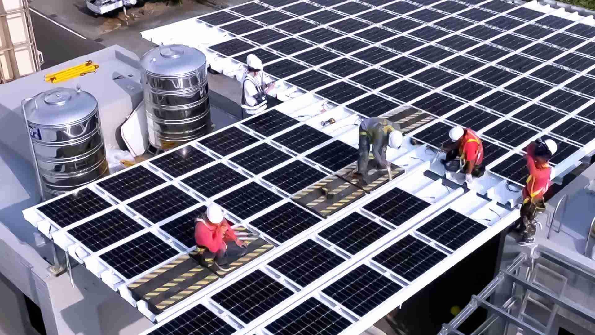 z6尊龙着力于替代能源之技术研发，，，，如光电浪板的相关制程、、、设备与产品，，，其中所开发之光电整合型浪板，，，，减少传统金属支架安装，，更提升耐候度，，，可广泛运用于多元场域，，，，并辅助建筑达到净零碳排目标