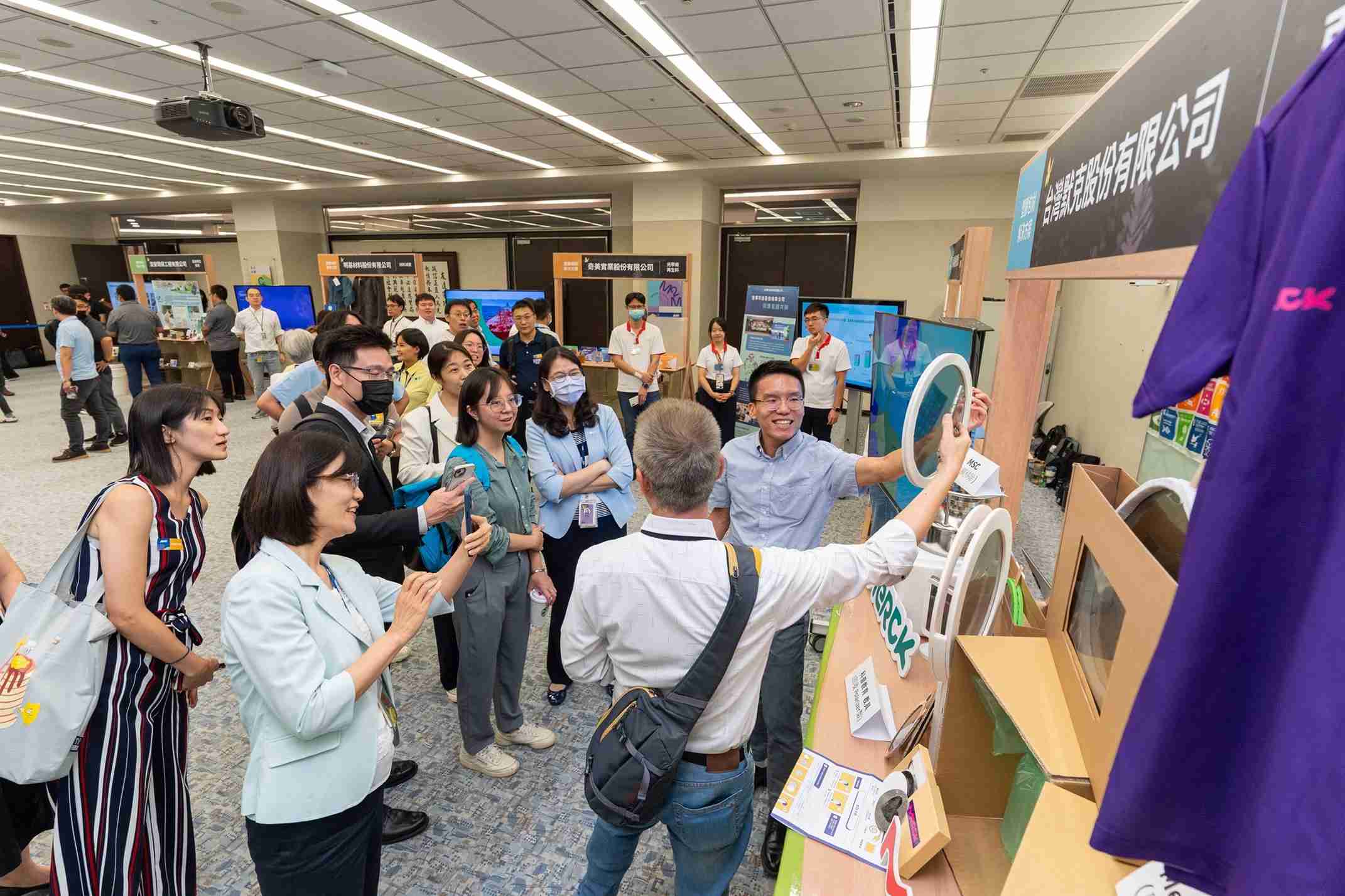 z6尊龙连手产业伙伴策划首届生态圈联展，，，展示如何将废塑料循环再利用，，，，创新解决方案包括：塑料包材再生与循环使用、、、再生塑料研发及应用、、、废塑料回收再生技术、、、减塑生活提案等