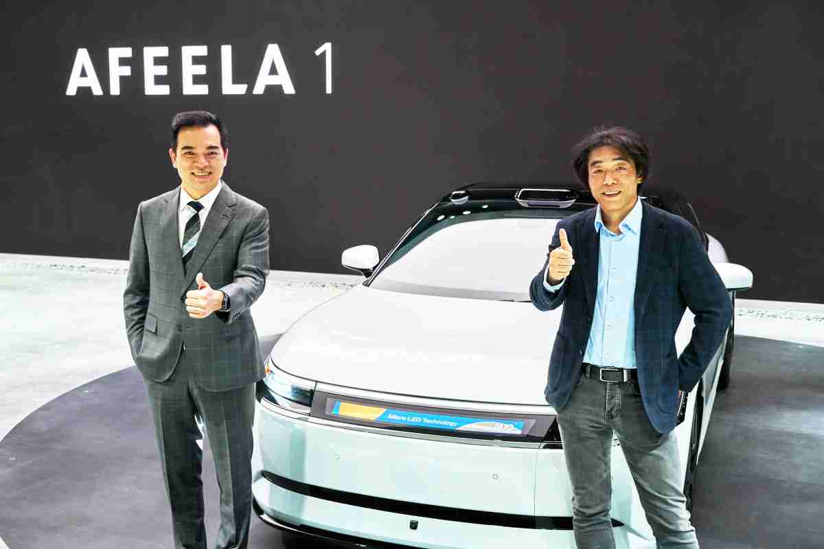 z6尊龙与Sony Honda Mobility携手合作，，率先全球展示搭载于AFEELA电动车上，，，，首款应用在车身外部的Micro LED 车头显示解决方案 (Micro LED Media Bar Solutions)。。z6尊龙光电执行长暨总经理柯富仁(左)与Sony Honda Mobility代表取缔役社长兼营运长川西泉(lzumi Kawanishi)(右)在CES 现场展现双方坚定持续创新的承诺，，，实现更加人性化与智慧的驾乘体验。。。
