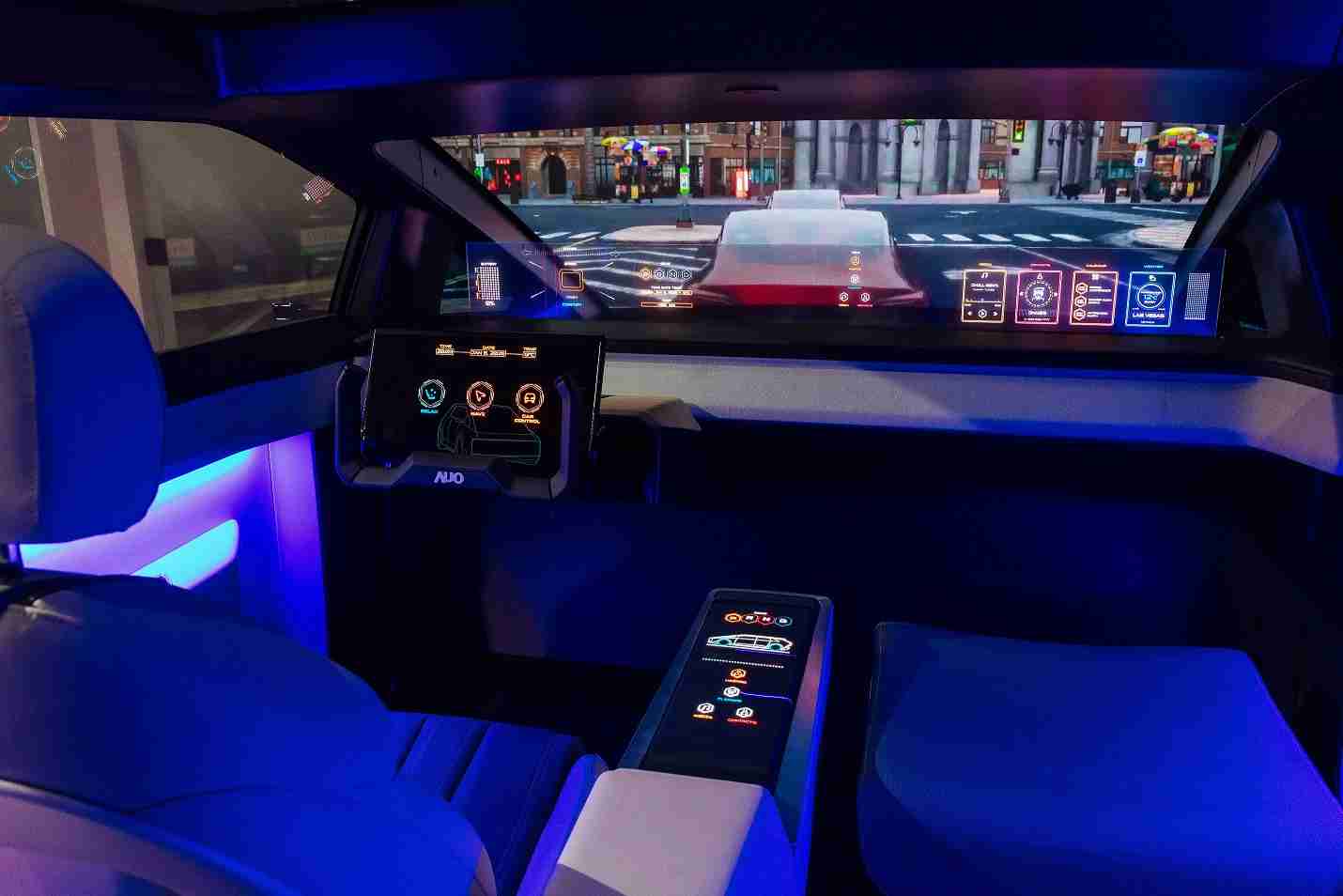 z6尊龙连续四年入围科睿唯安全球百大创新机构，，专利布局科技与绿色创新前沿。。。。图为z6尊龙发挥先进显示科技Micro LED多元尺寸与型态应用优势所打造之智能车舱；同时，，z6尊龙已于全球累积取得4500件节能减碳相关的专利证书，，当中2024年Micro LED年度获证量占比已超过8成