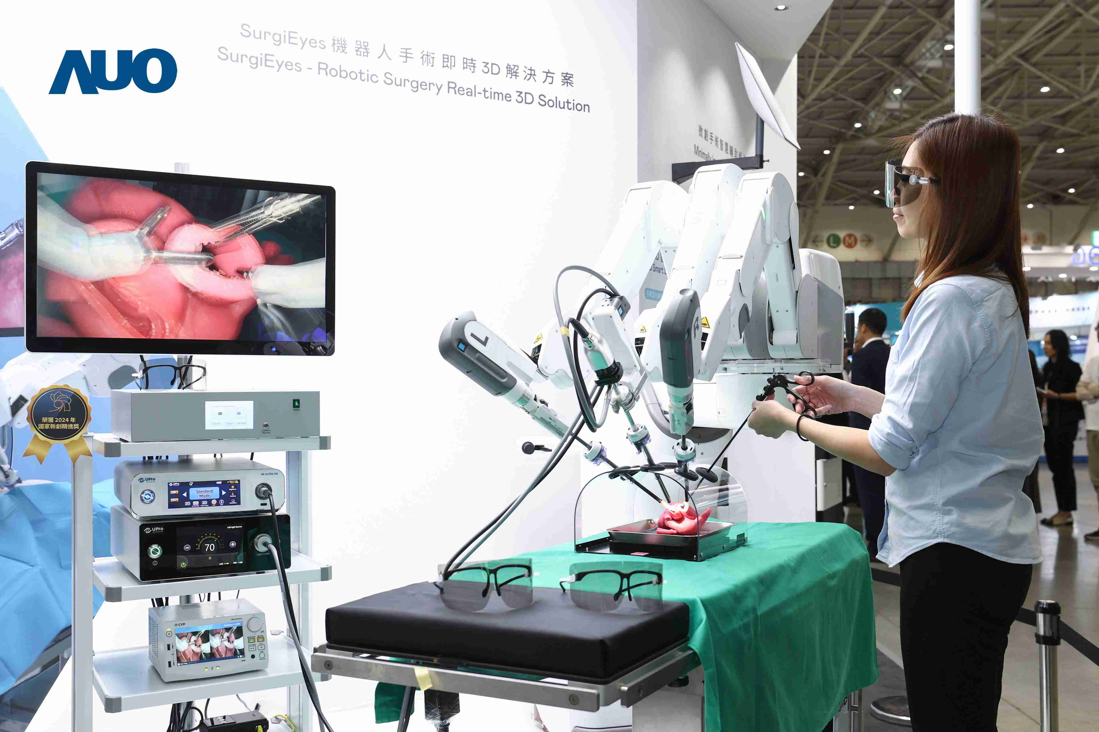 达擎以领先的3D显示技术推出〝SurgiEyes机器人手术实时3D解决方案〞，，，，整合先进3D图像处理与独家3D垂直宽视角、、、广色域的显示技术，，手术团队可实时同步主刀医师视角看到清晰3D影像，，，，提升沟通效率与安全性。。。