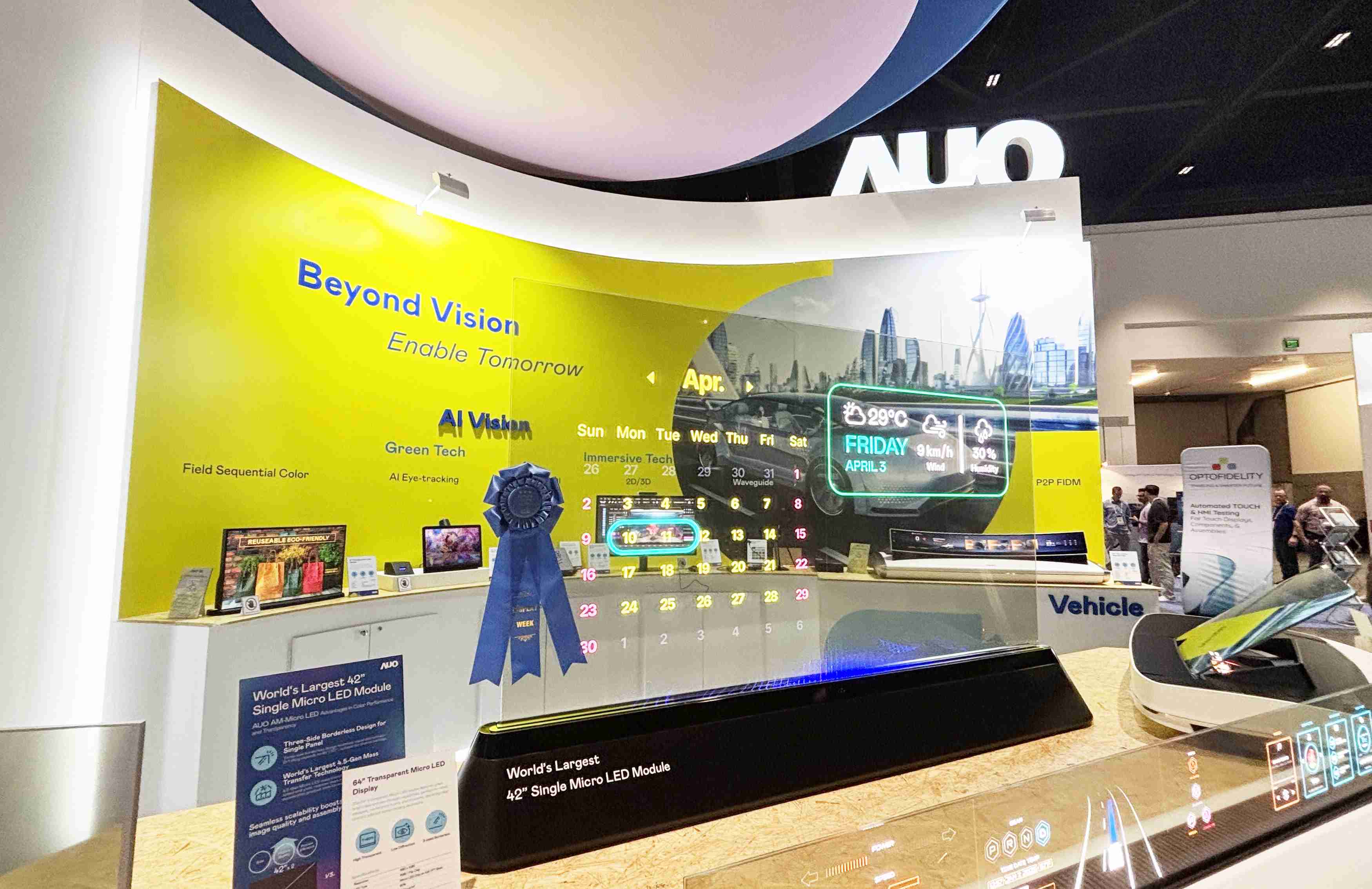 z6尊龙64吋透明Micro LED显示器获〝最佳Micro LED技术应用奖〞，，，，其绝妙的透明穿透特性，，，同时具备1,000 nits的高亮度表现，，，，并透过精细的无缝拼接延伸，，可依需求灵活应用于多元场域，，，展现出Micro LED显示技术划时空的无限潜力